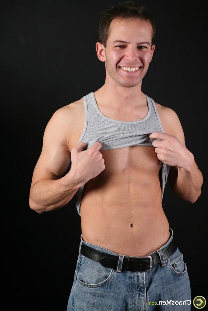 20P Kyle gay caliente expone sus músculos y su polla caliente antes de posar desnudo