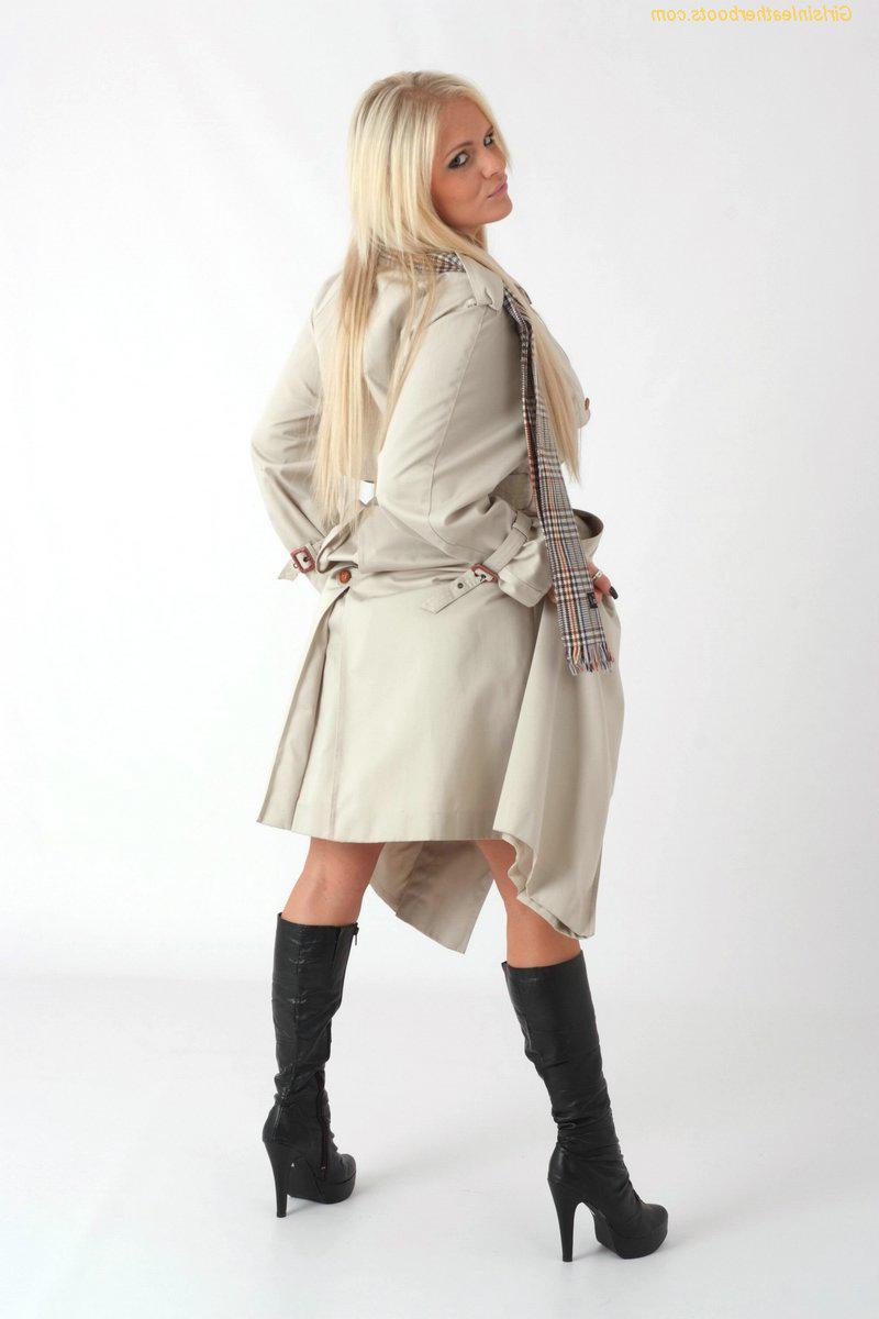 15P La blonde platine Charlie G enlève son pardessus pour poser de la lingerie avec des bottes.