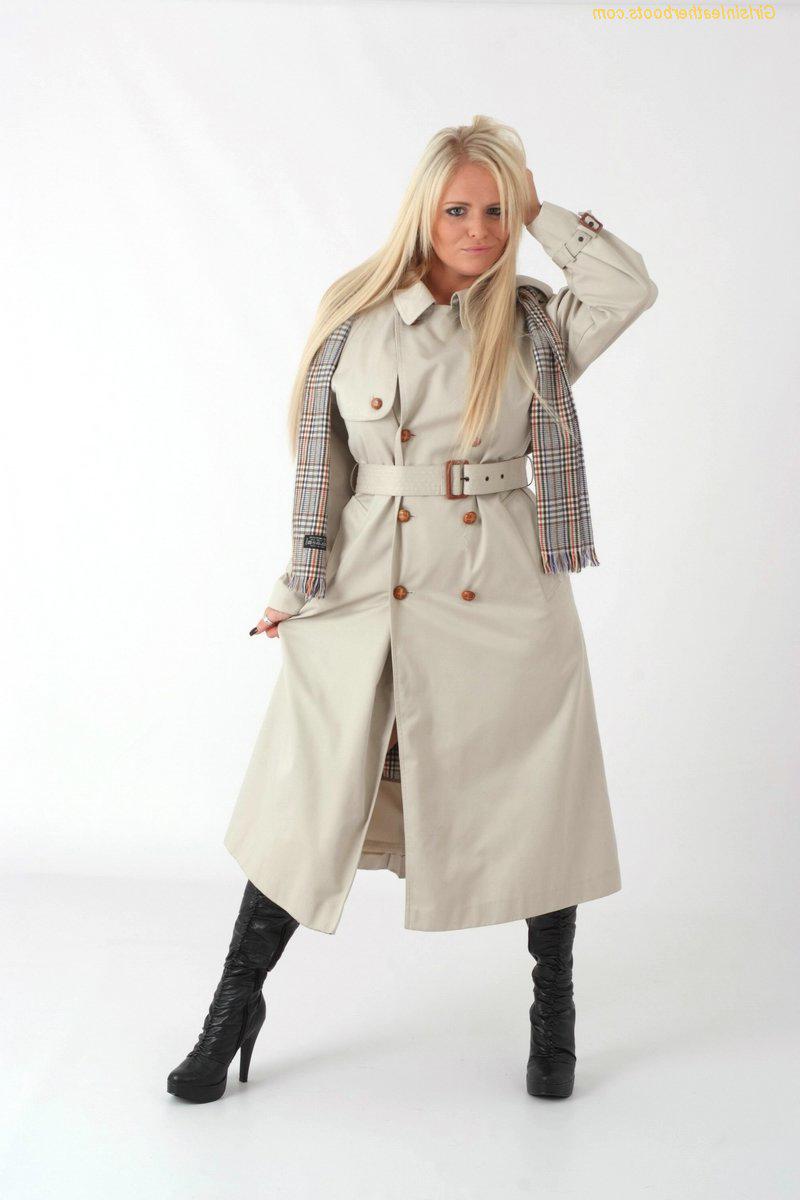 15P La blonde platine Charlie G enlève son pardessus pour poser de la lingerie avec des bottes.