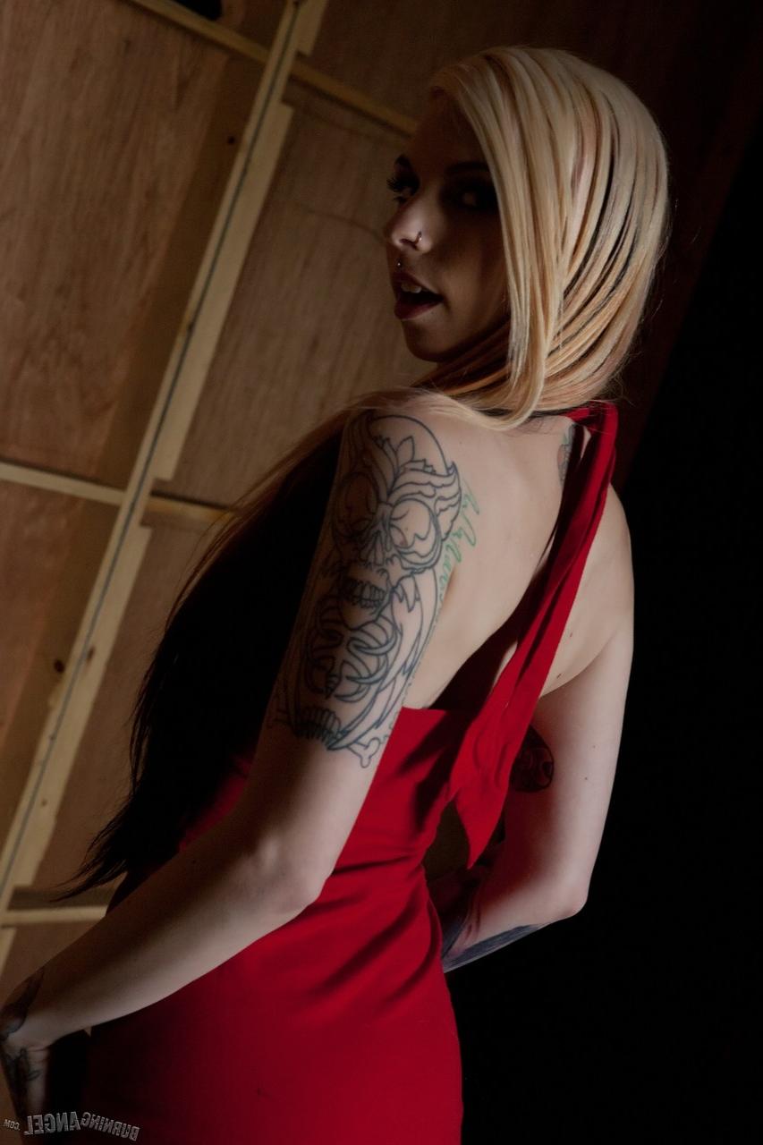 17P La blonde mince Sierra Cure enlève sa robe rouge moulante et saisit ses seins.