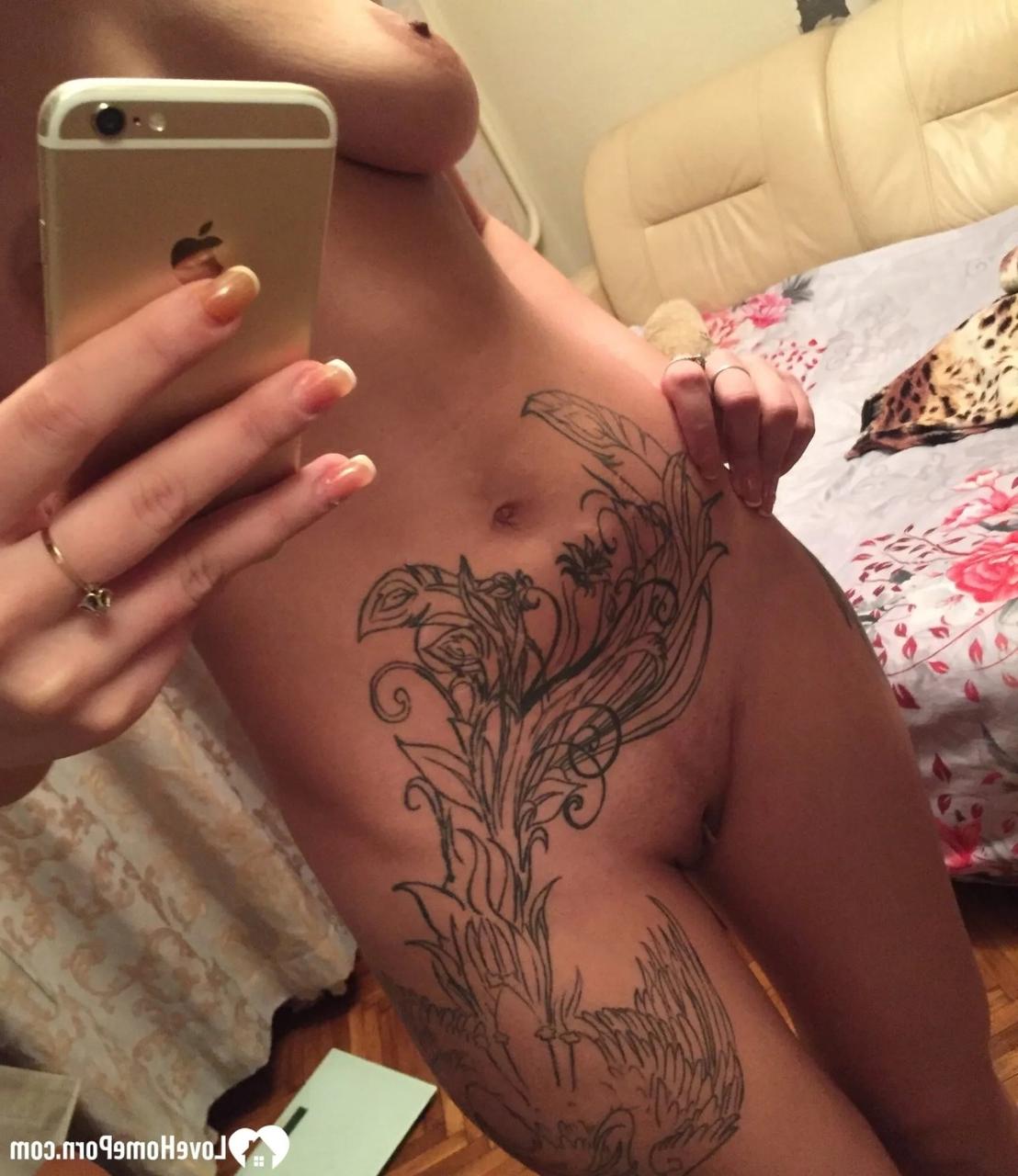20P Amadora tatuada mostra sua bunda grande e peitos pequenos enquanto tira nus