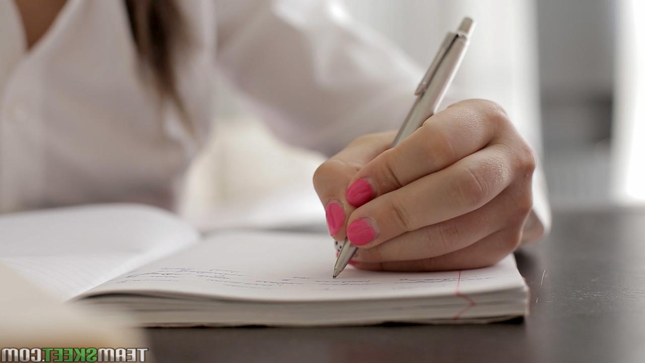 17P Die mit Brille bekleidete Studentin Mackenzie bekommt ein stressabbauendes Fingern und Ficken
