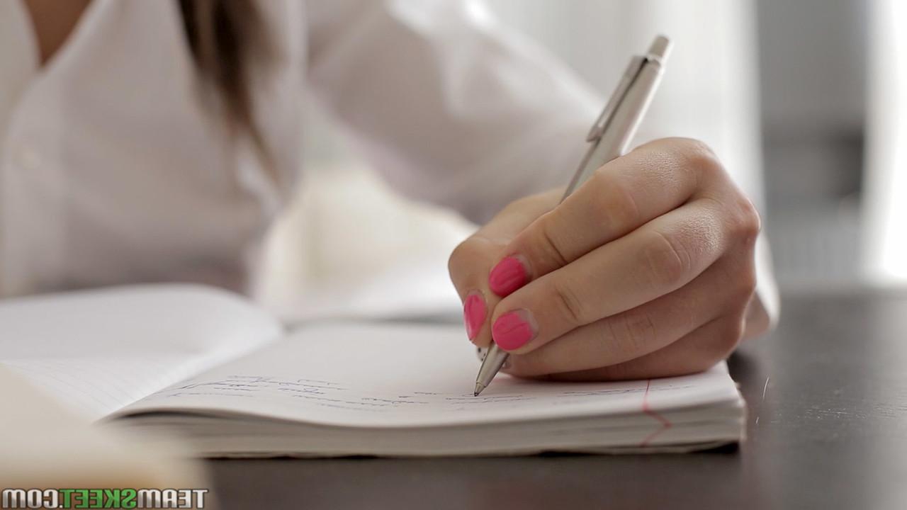 17P Die mit Brille bekleidete Studentin Mackenzie bekommt ein stressabbauendes Fingern und Ficken
