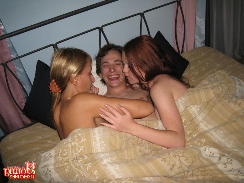 16P Jovens garotas bissexuais vão para a cama com seu amigo de foda para um trio