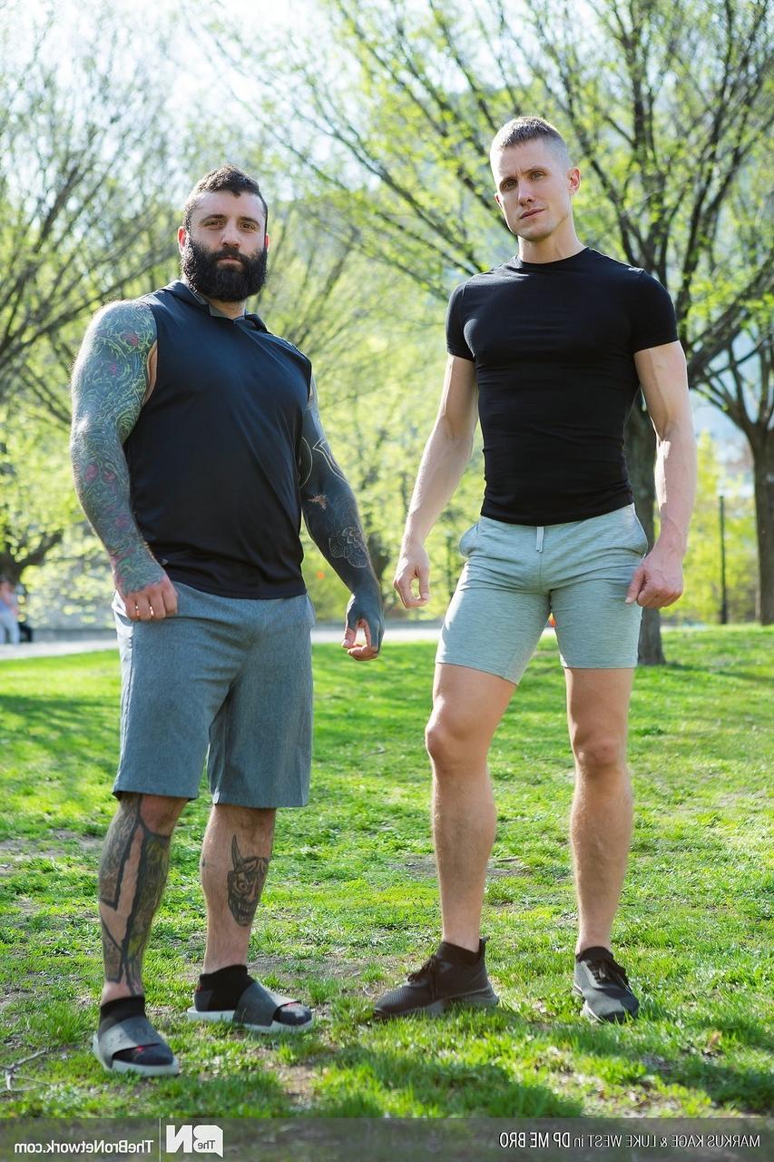 20P Fisiculturistas gays excitados Luke West e Markus Kage fodem forte em uma cama