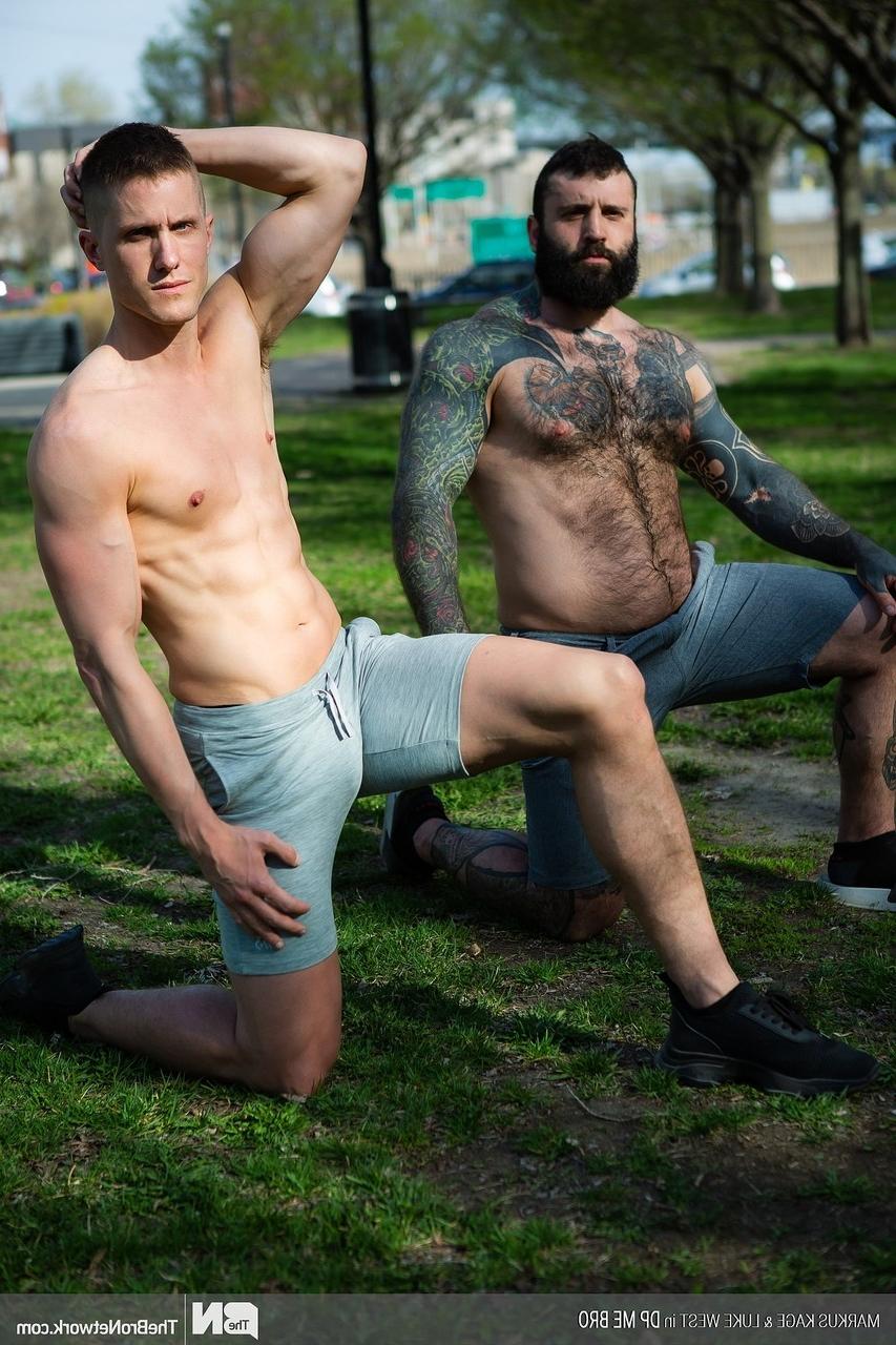 20P Fisiculturistas gays excitados Luke West e Markus Kage fodem forte em uma cama