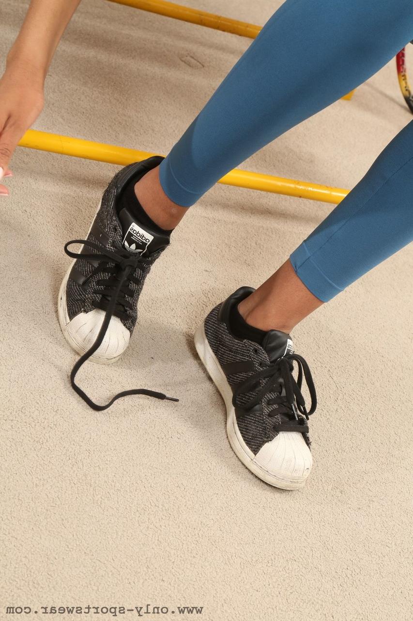 20P Die zierliche Ebenholz-Naomi Alicia zeigt ihr atemberaubendes natürliches Aussehen und posiert in Leggings