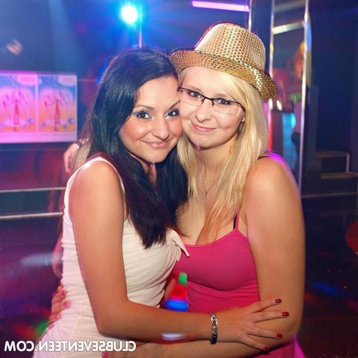 14P L'adolescente européenne Emily F est montrée sur ces photos de téléphone volé