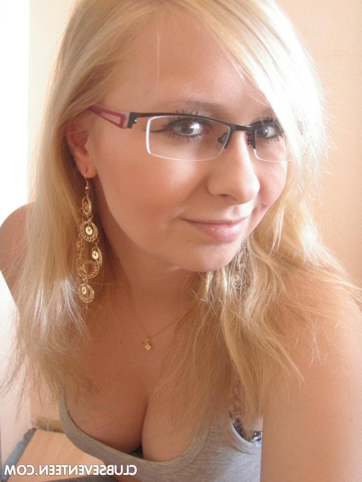 14P L'adolescente européenne Emily F est montrée sur ces photos de téléphone volé