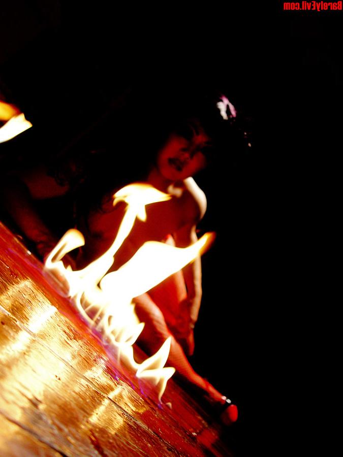 16P Masuimi Max, une asiatique tatouée, se met seins nus à côté de flammes.
