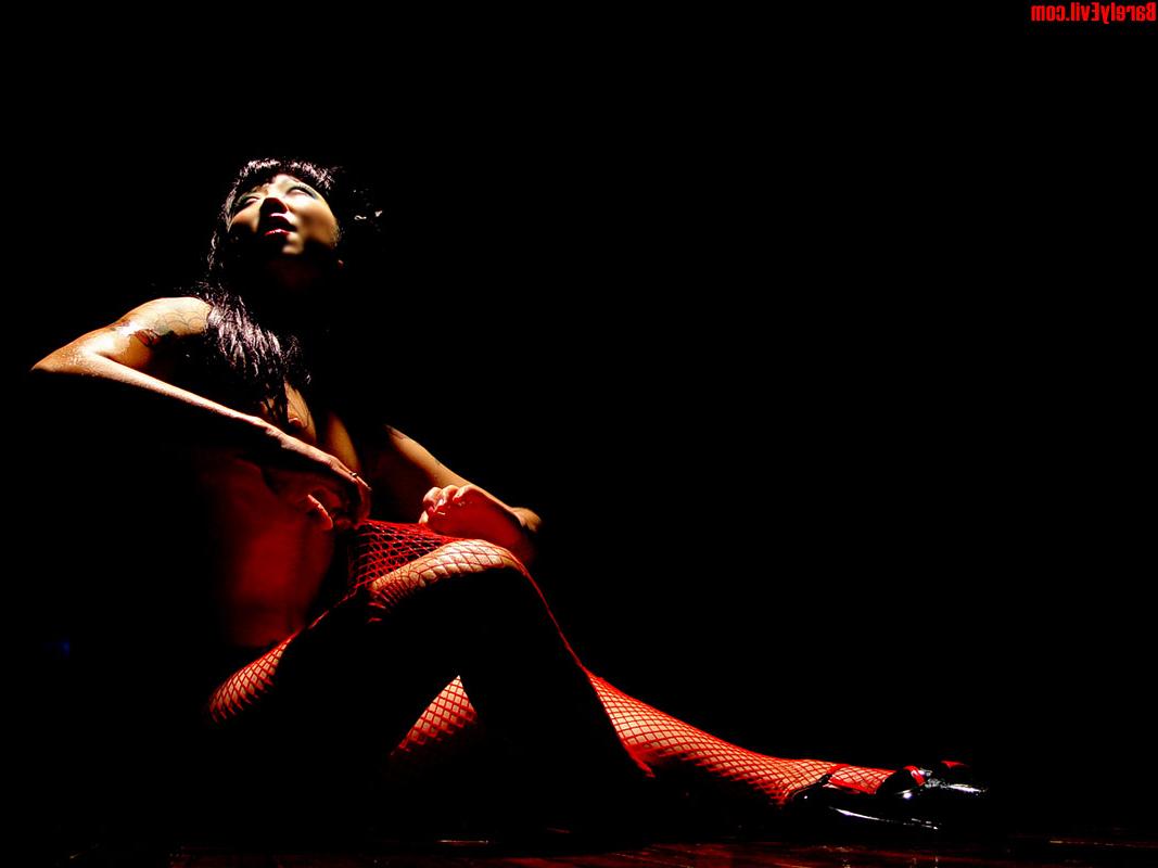 16P Masuimi Max, une asiatique tatouée, se met seins nus à côté de flammes.