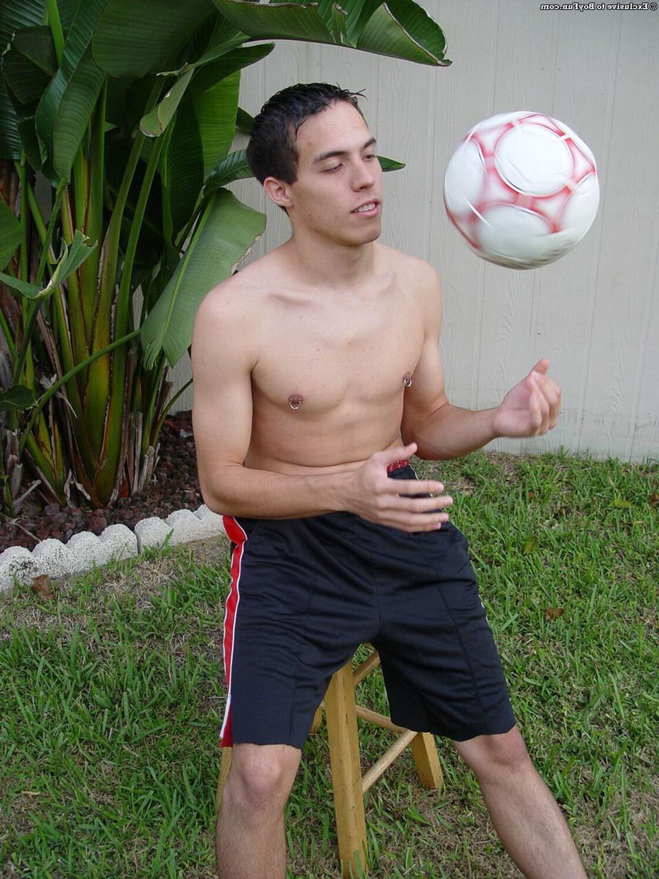 20P O jovem gay Jeremy 1 tira e mostra seu pau grande e bolas grandes