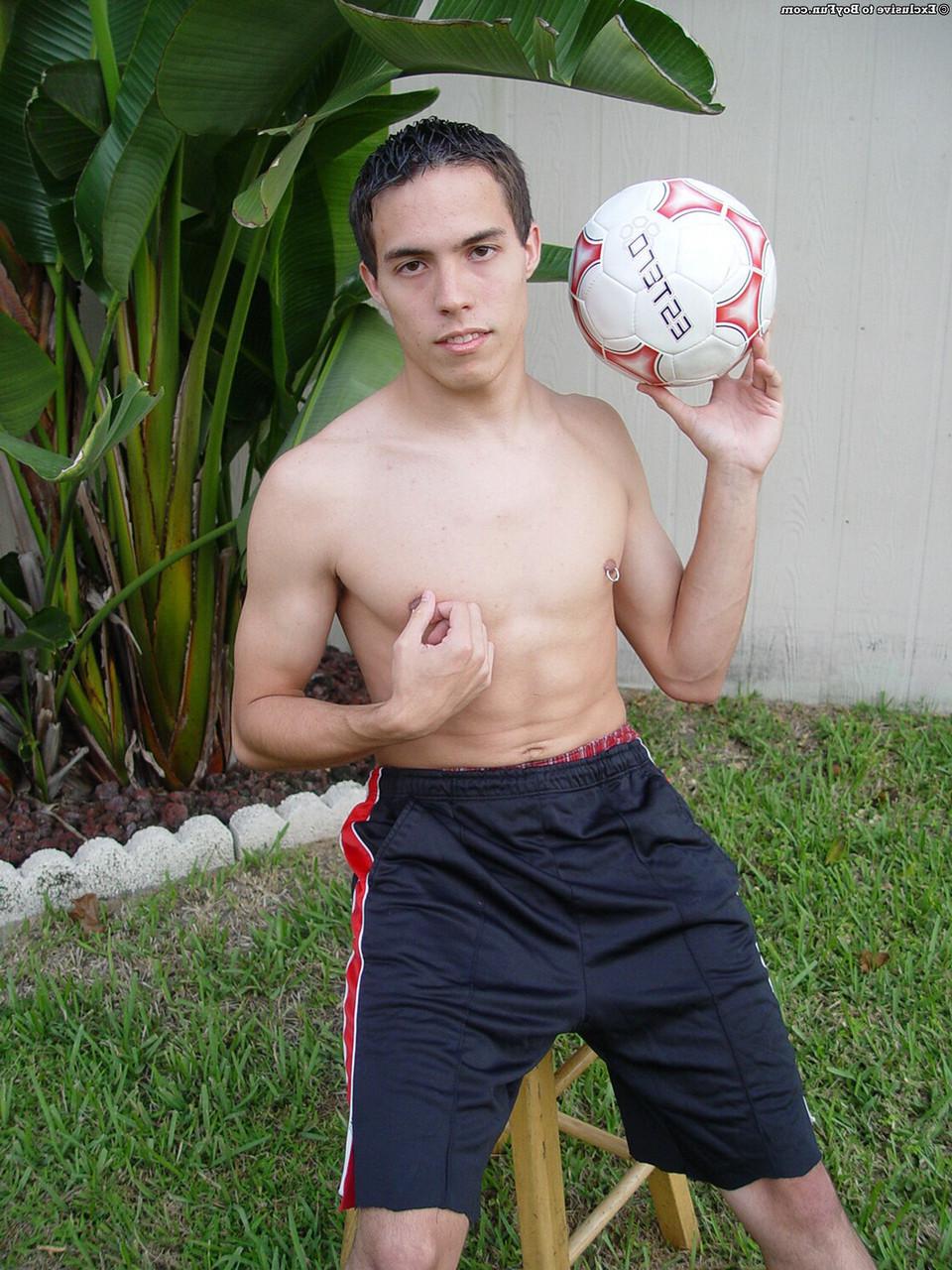 20P O jovem gay Jeremy 1 tira e mostra seu pau grande e bolas grandes
