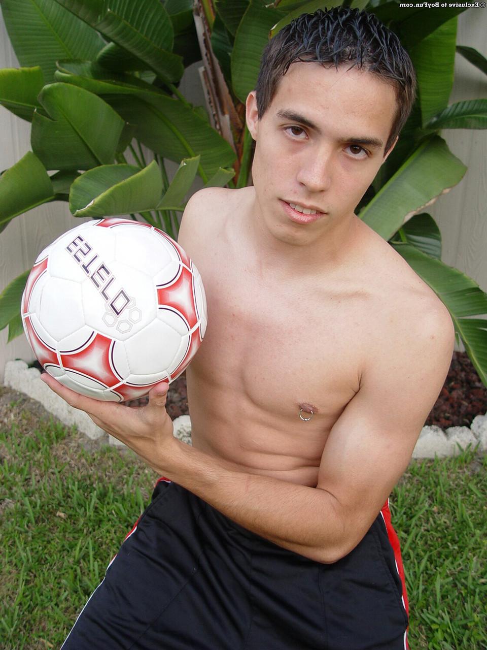20P O jovem gay Jeremy 1 tira e mostra seu pau grande e bolas grandes