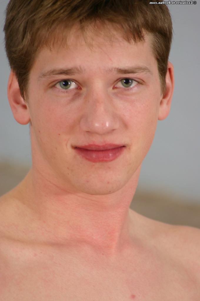 20P Der dünne, schwule, blonde Jim enthüllt seinen riesigen, haarigen, unbeschnittenen Schwanz und masturbiert