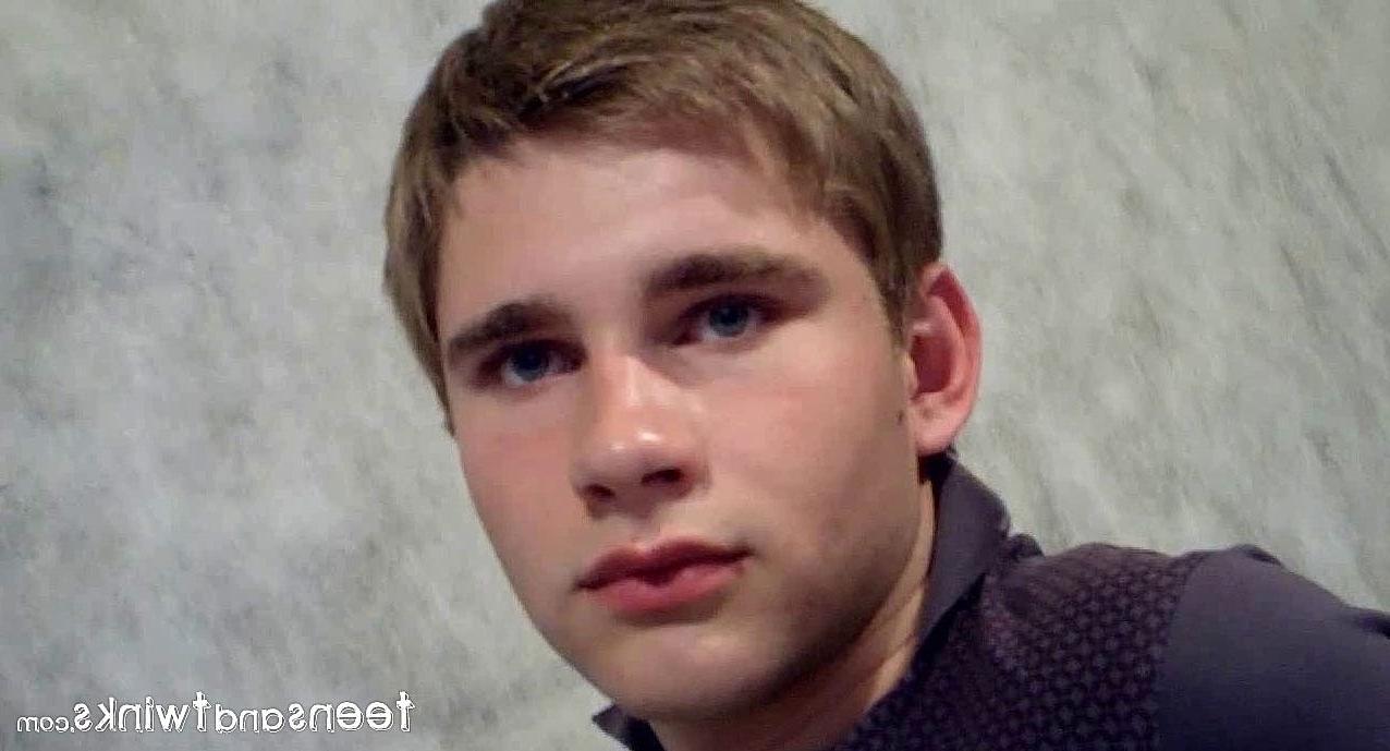 20P El elegante adolescente gay Arturas expone su dura polla peluda y se masturba