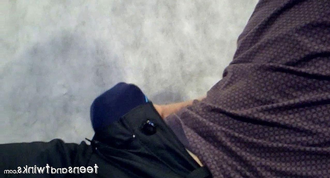20P El elegante adolescente gay Arturas expone su dura polla peluda y se masturba