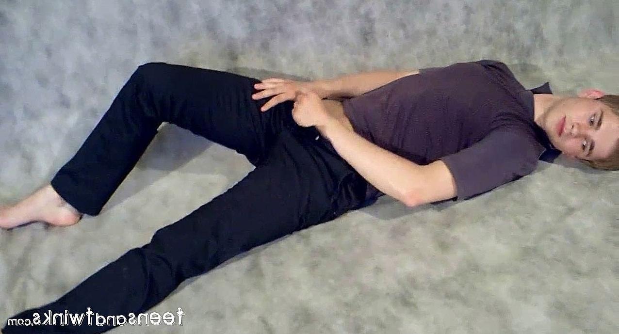 20P El elegante adolescente gay Arturas expone su dura polla peluda y se masturba