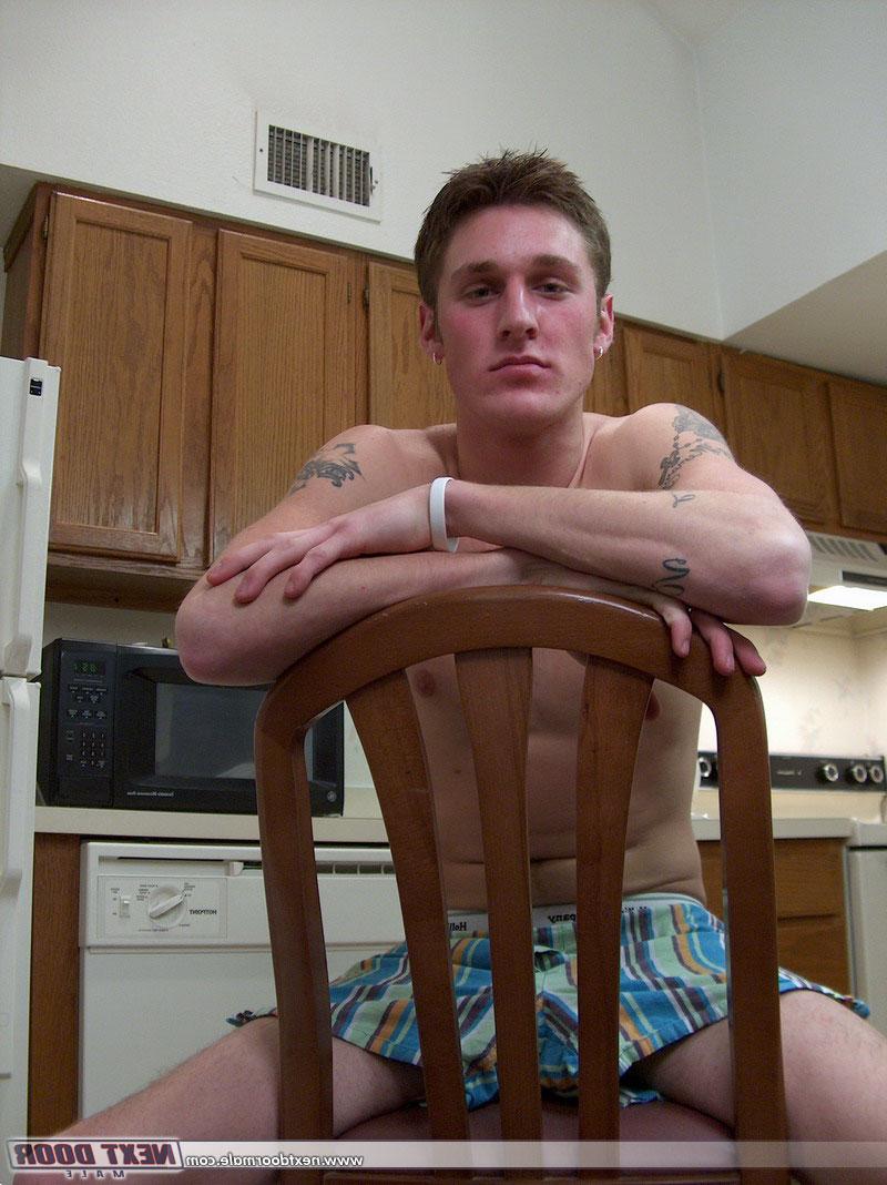 20P O garanhão gay tatuado Cody fica nu e mostra seu pau peludo