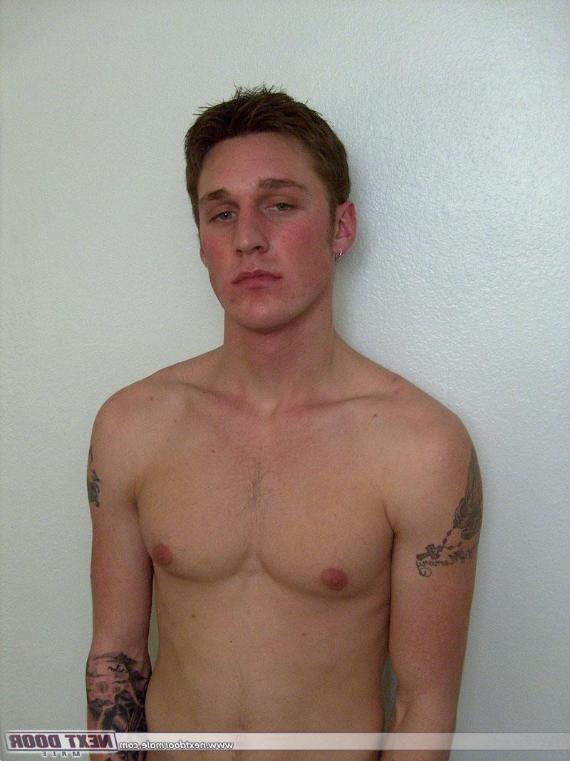 20P O garanhão gay tatuado Cody fica nu e mostra seu pau peludo