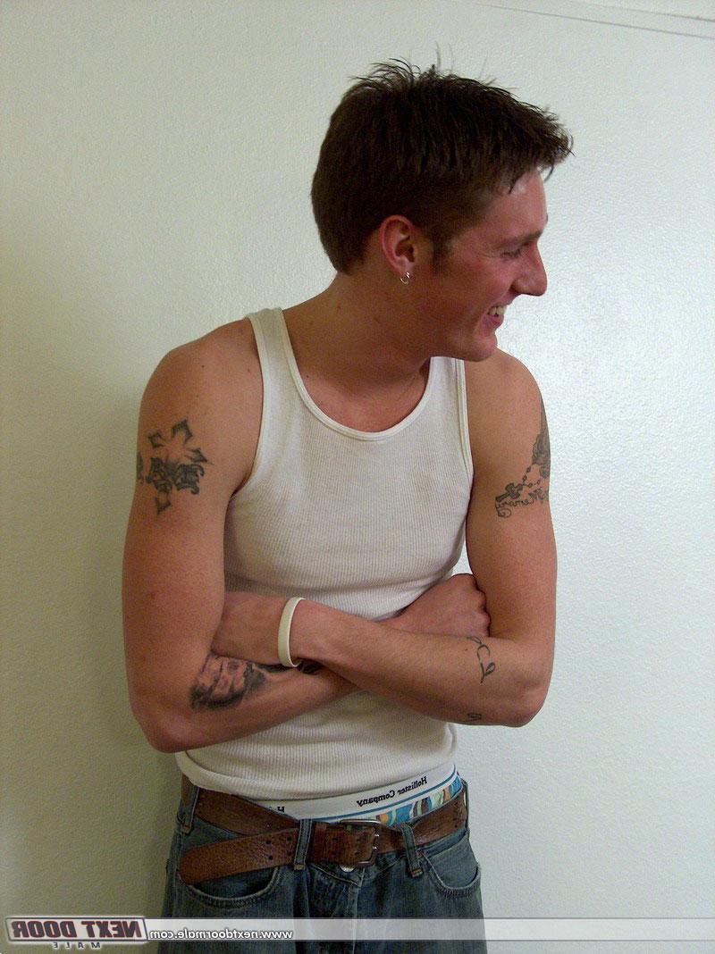 20P O garanhão gay tatuado Cody fica nu e mostra seu pau peludo