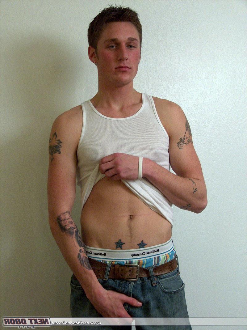 20P O garanhão gay tatuado Cody fica nu e mostra seu pau peludo