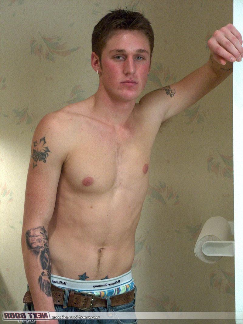 20P O garanhão gay tatuado Cody fica nu e mostra seu pau peludo