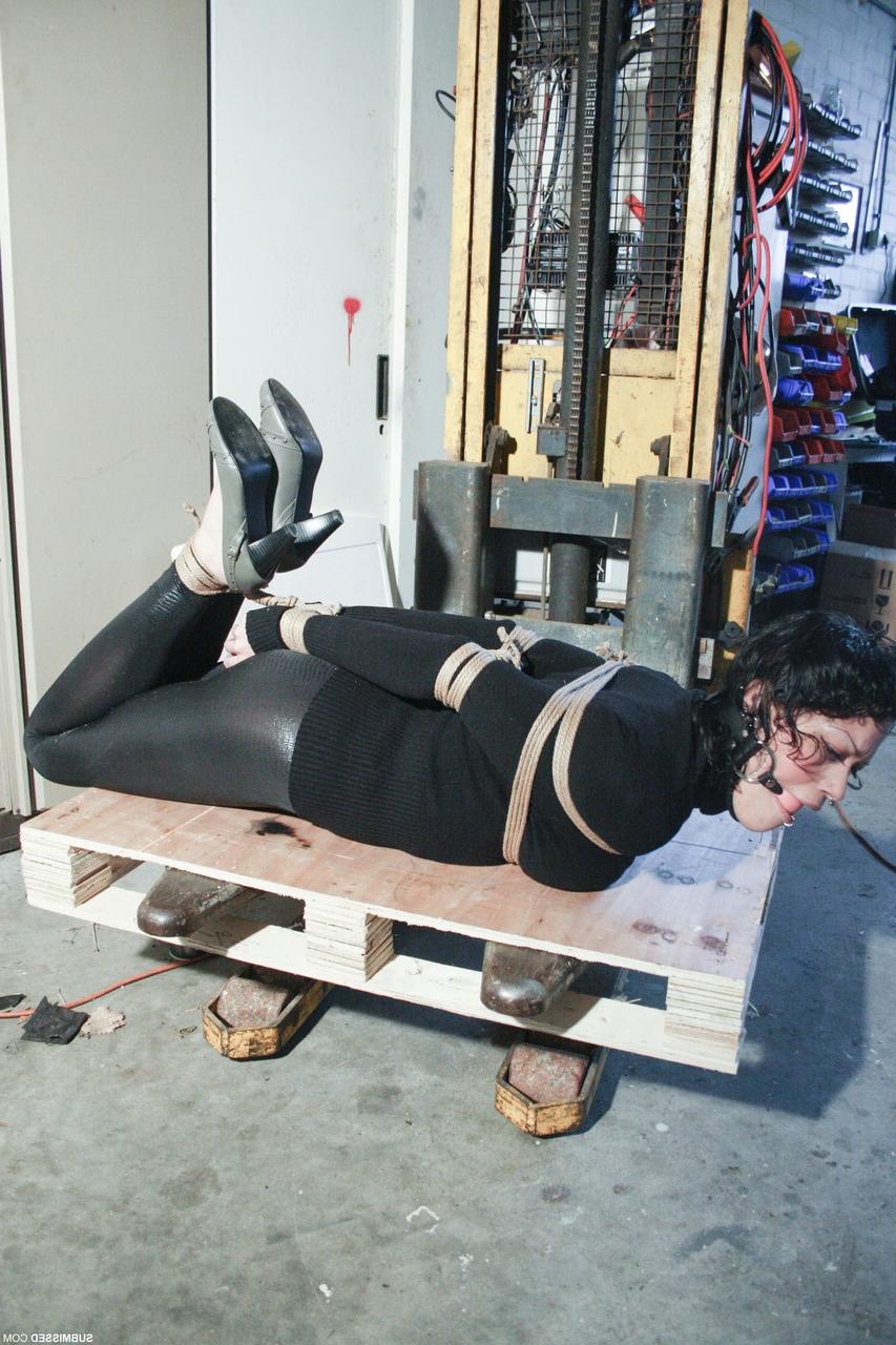 17P Hilflos Sub Steffi geknebelt und gefesselt voll bekleidet auf einem Ladengabelstapler