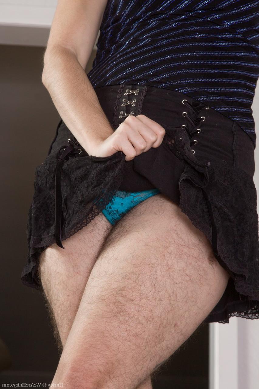 17P La jolie brune Harley montre ses jambes poilues, sa chatte barbue et son trou du cul.