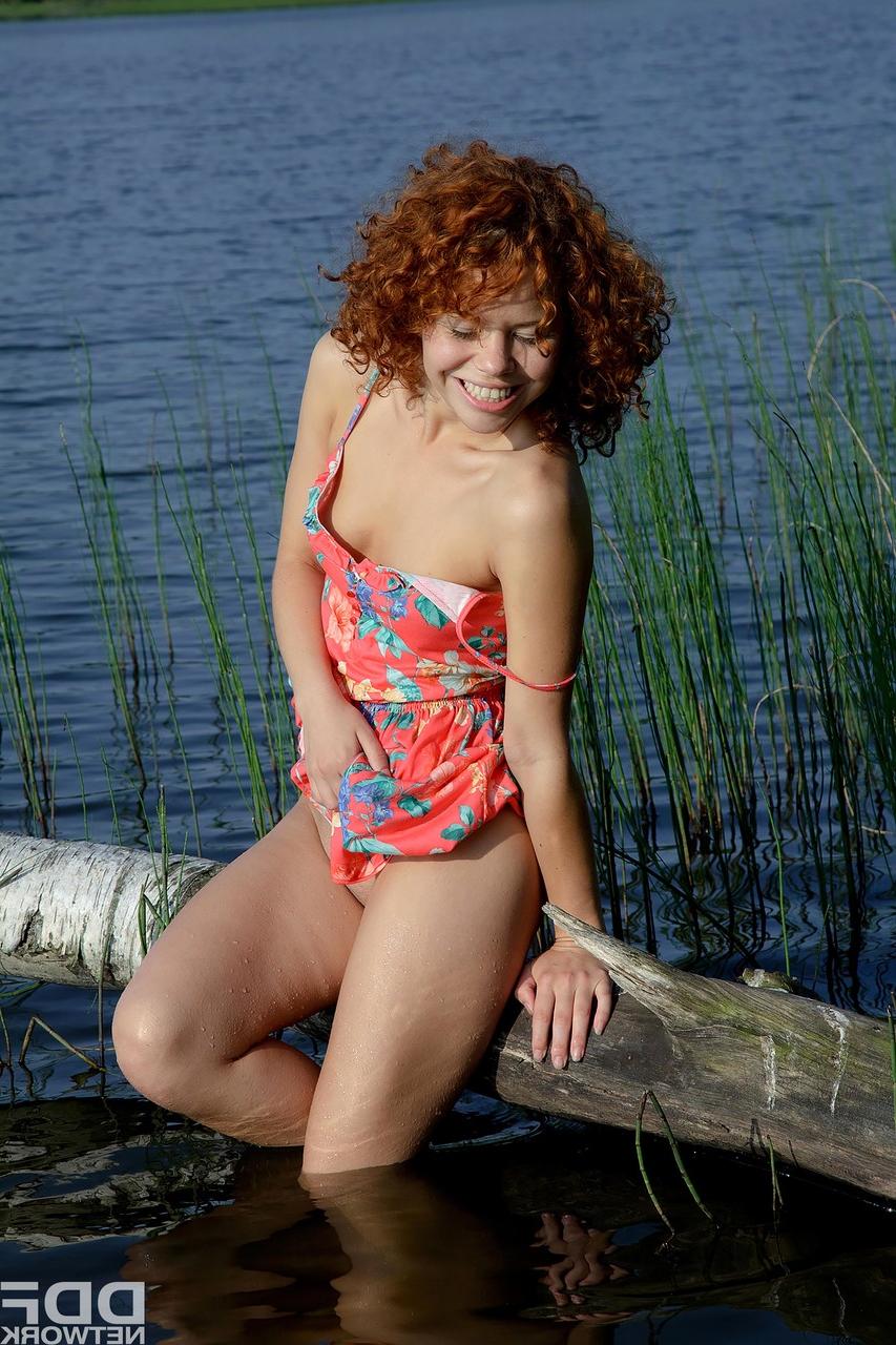 20P Gata sexy com uma bunda grande Sunny fica nua para brincar sozinha na água no lago