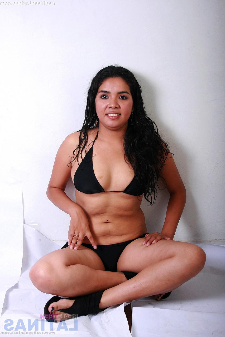 15P A adolescente latina Lorena tira um biquíni preto durante um noivado solo