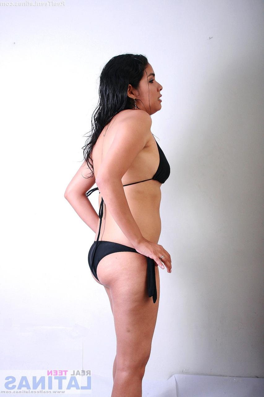 15P A adolescente latina Lorena tira um biquíni preto durante um noivado solo