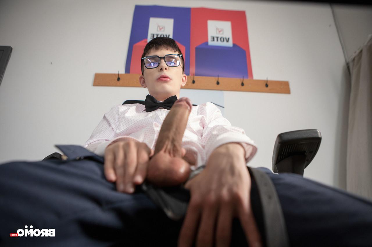 20P Clean-cut Felix Odair gets analized by a hung gay stud at the polling station