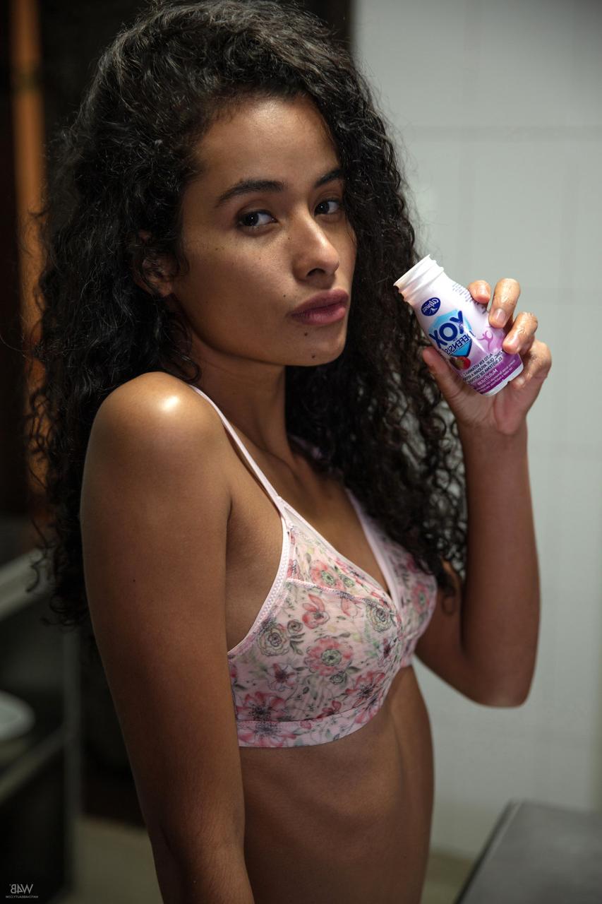 20P A sexpot latina Mia Nix exibindo sua linda bunda e seus deliciosos buracos