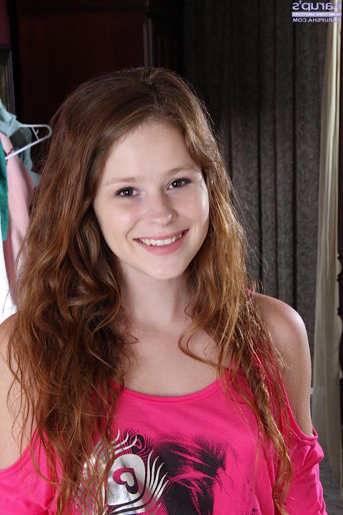 15P Alice Rae, jeune débutante, replie les lèvres de sa chatte chauve.