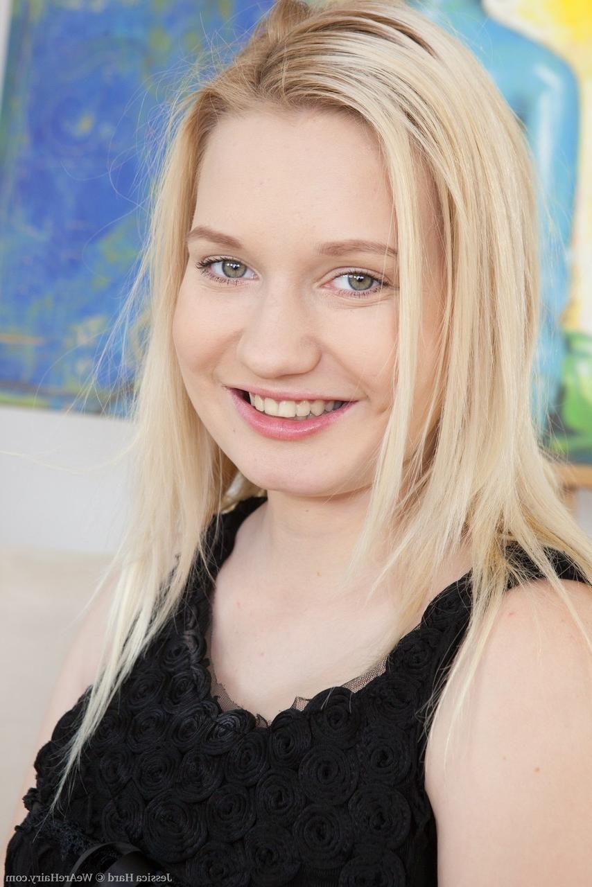 16P Die schwangere Blondine Jessica Hard spreizt mit dem Finger ihren rosafarbenen Biber