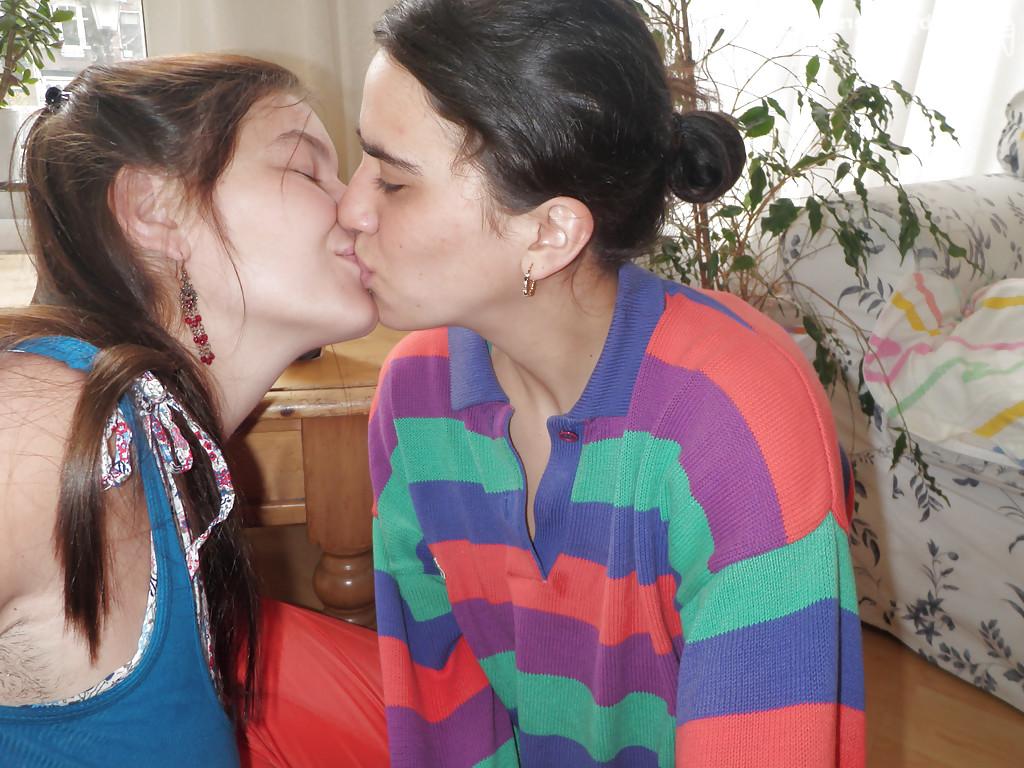 16P Muitas garotas amadoras ficando nuas e realizando atos sexuais lésbicos também