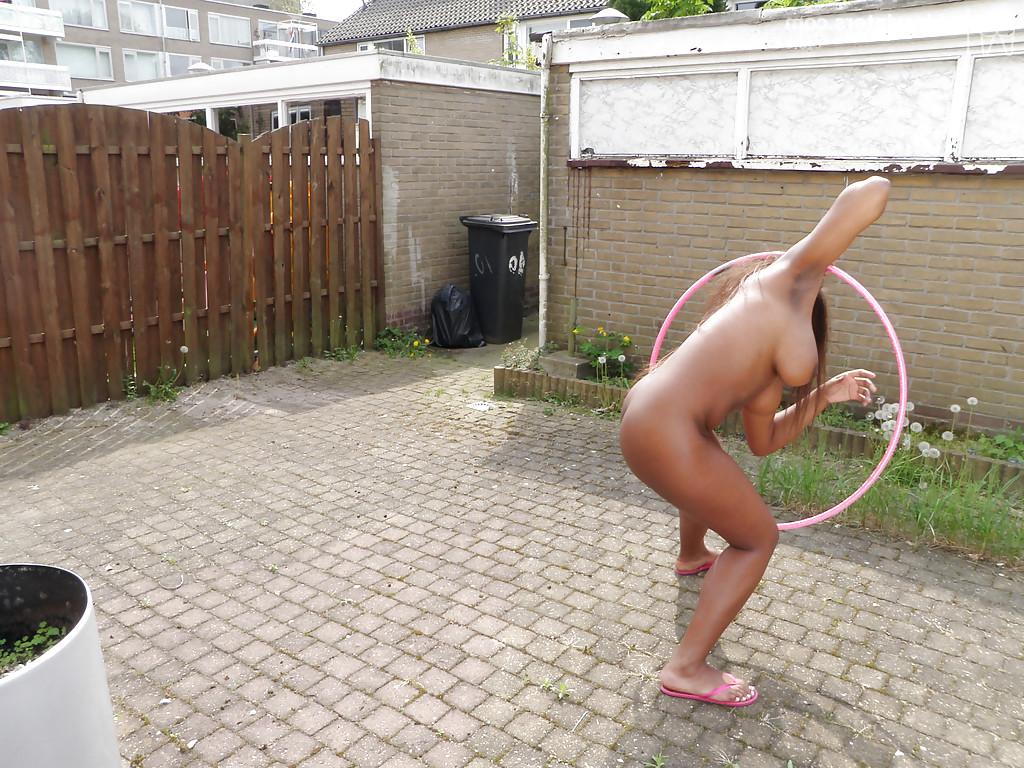 16P Muitas garotas amadoras ficando nuas e realizando atos sexuais lésbicos também