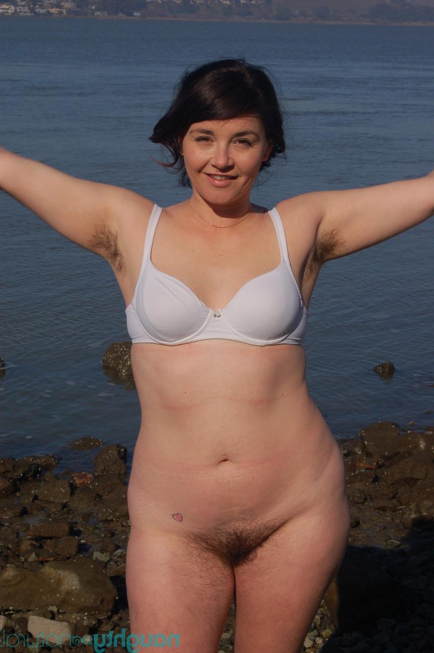 20P La belleza amateur Maxine Holloway mostrando sus axilas peludas y sus agujeros sin afeitar