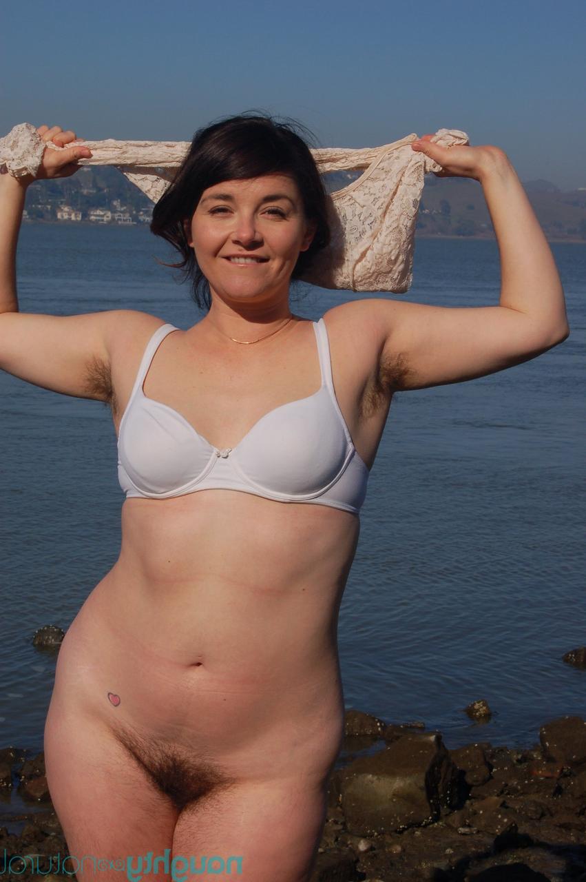 20P La belleza amateur Maxine Holloway mostrando sus axilas peludas y sus agujeros sin afeitar