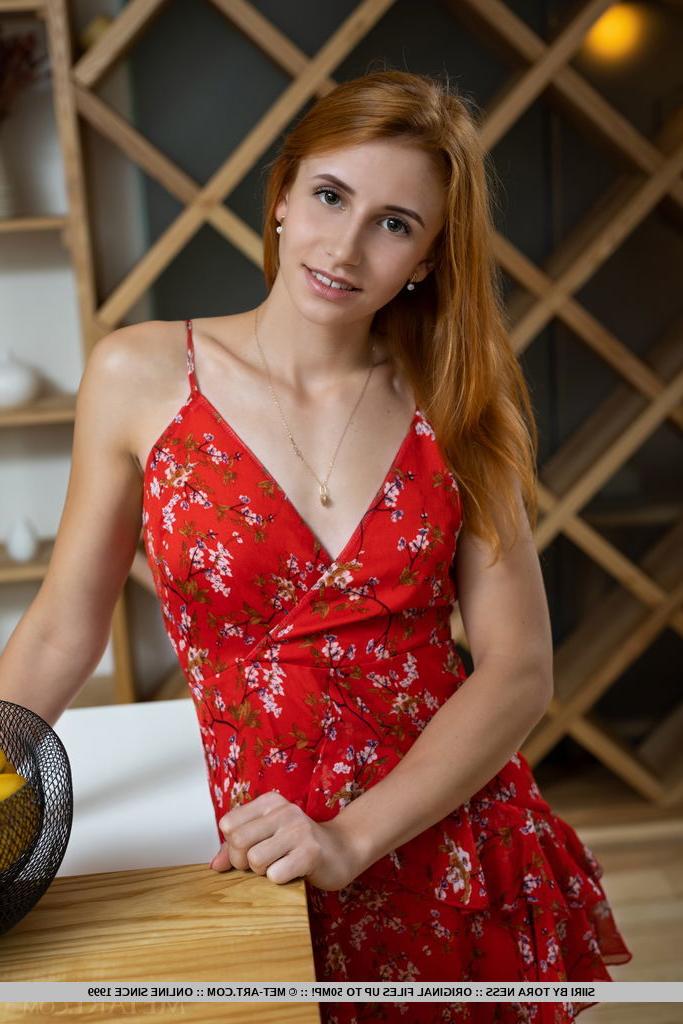 18P Die sexy Rothaarige Siiri hebt ihre enge Teenie-Muschi hervor, nachdem sie ihren Hintern nackt gemacht hat