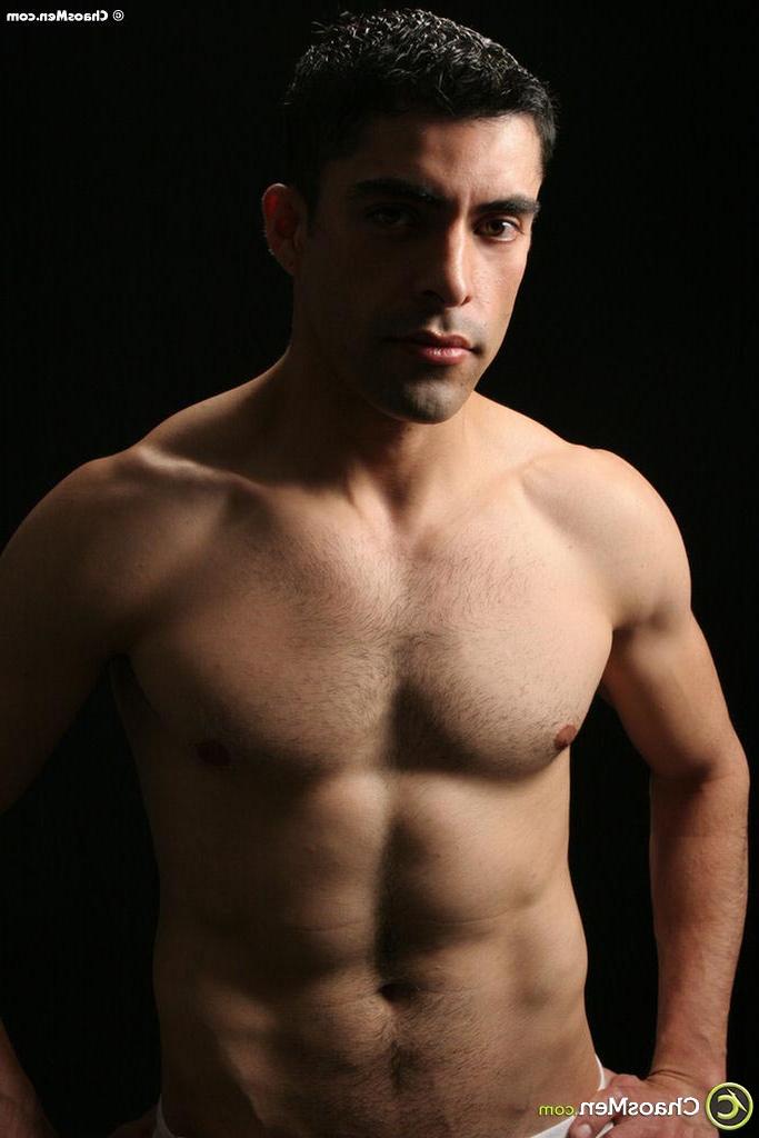 20P O lindo garanhão gay Armandt fica nu e brinca com seu pau gostoso