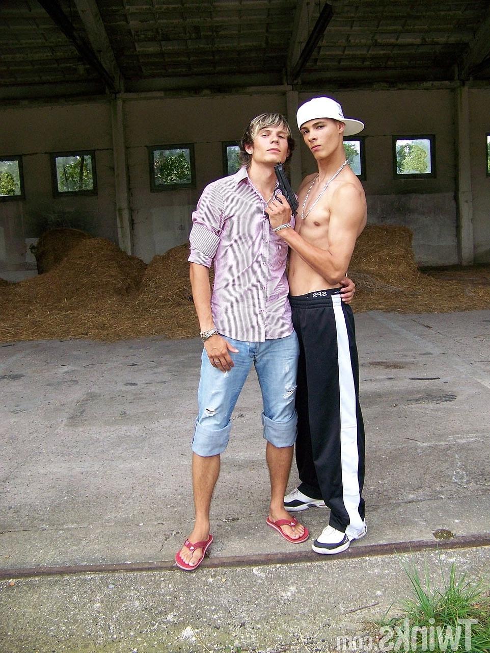 20P Garotos gays se explodem e fazem sexo anal em estilo cachorrinho ao ar livre