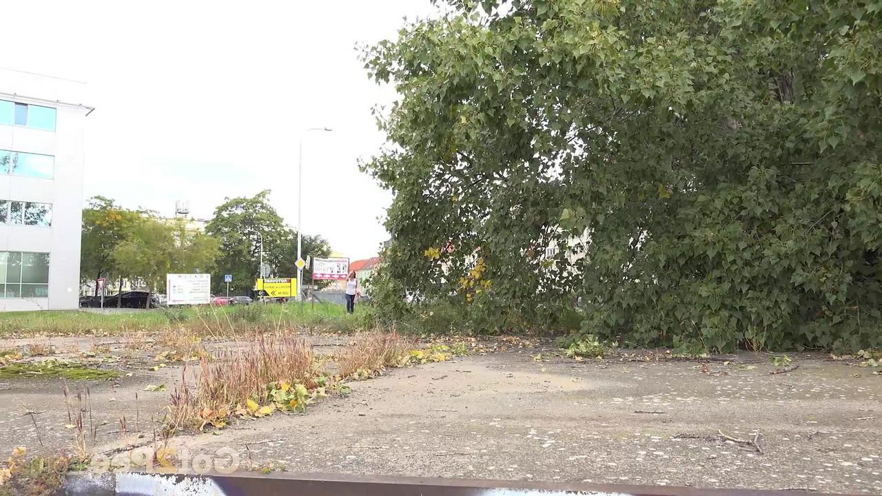 15P La fille sexy Cynthia Vellons se cache derrière des arbres pour pisser dont elle a cruellement besoin.
