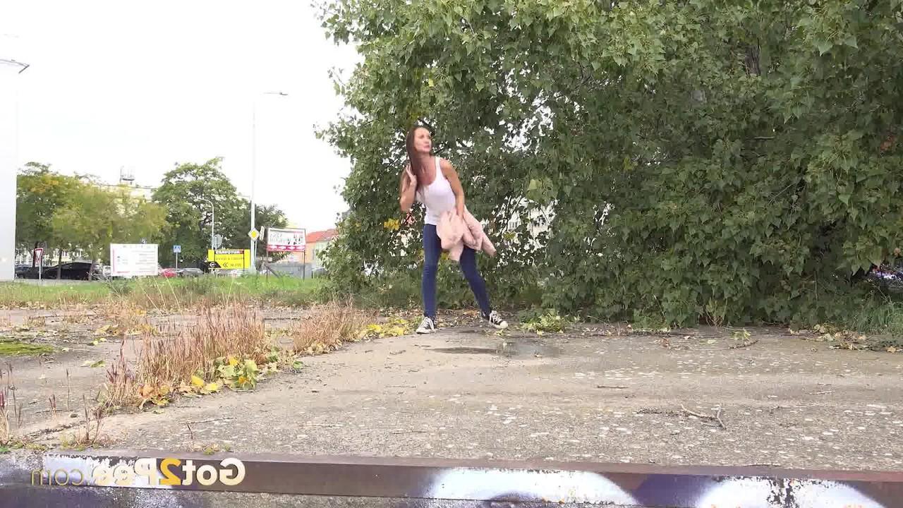 15P La fille sexy Cynthia Vellons se cache derrière des arbres pour pisser dont elle a cruellement besoin.