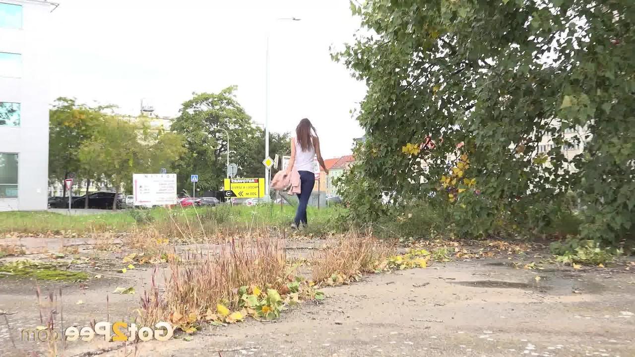 15P La fille sexy Cynthia Vellons se cache derrière des arbres pour pisser dont elle a cruellement besoin.