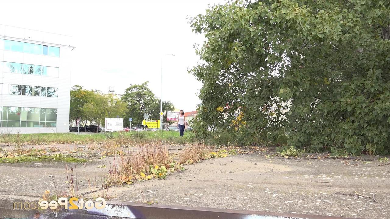15P La fille sexy Cynthia Vellons se cache derrière des arbres pour pisser dont elle a cruellement besoin.