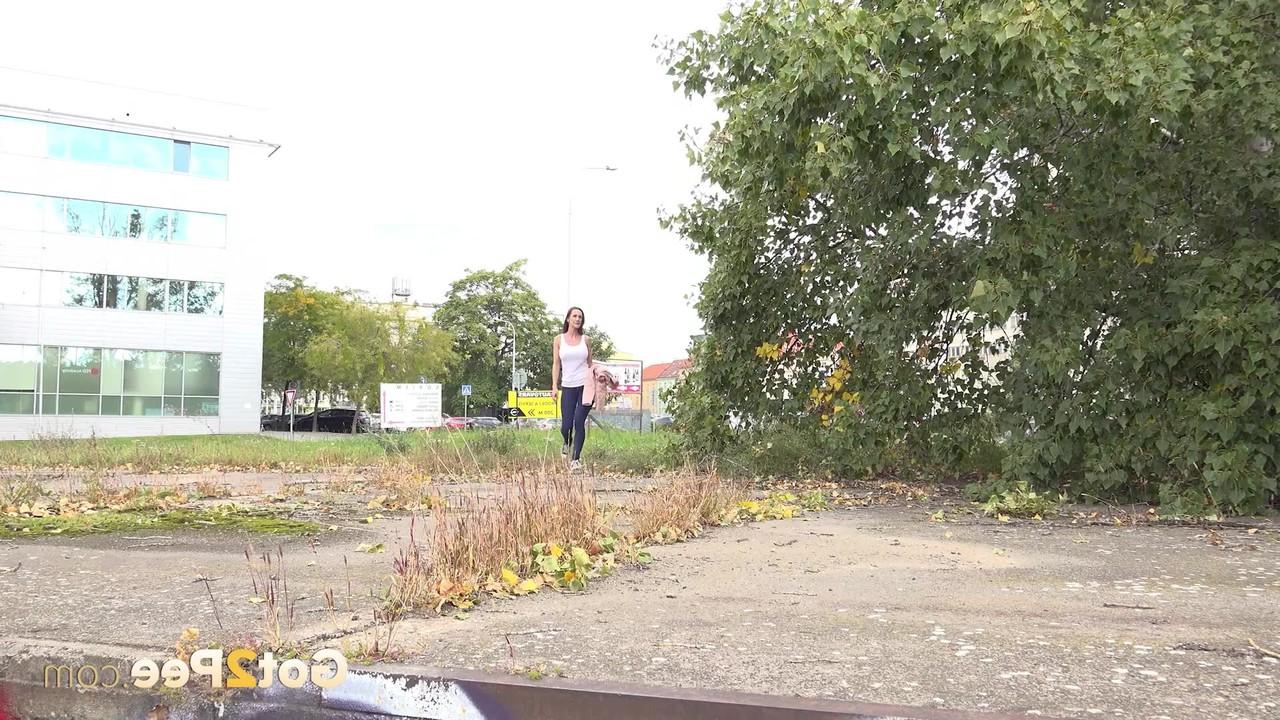 15P La fille sexy Cynthia Vellons se cache derrière des arbres pour pisser dont elle a cruellement besoin.
