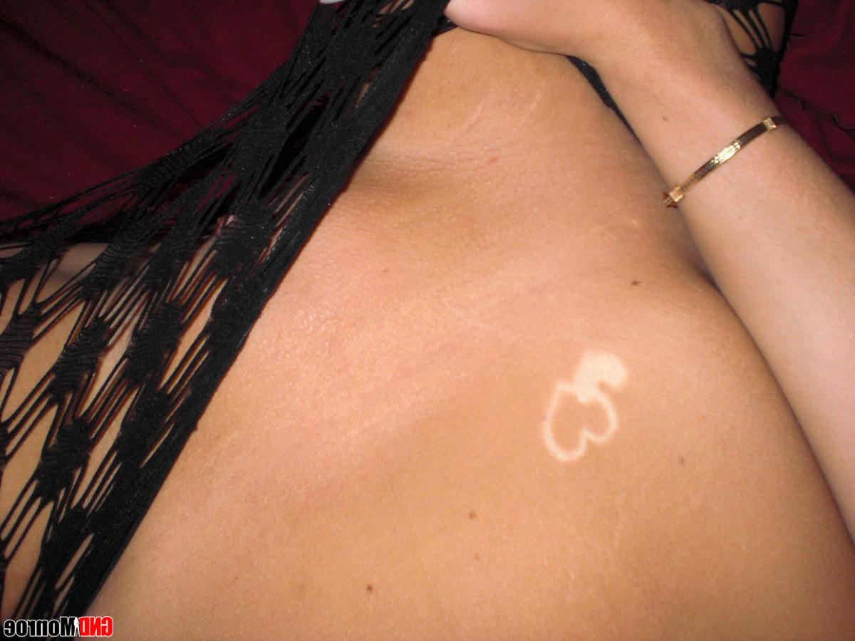 12P Amadora caucasiana expõe a bunda enquanto tira fotos