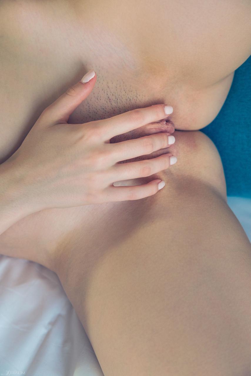 20P Das hübsche Babe mit den langen Haaren Kay J neckt mit ihren schönen Titten auf ihrem Bett